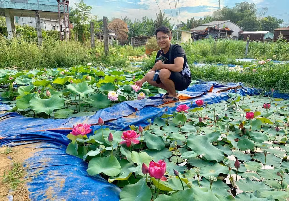 Doc nhat Viet Nam: 9X dao 20 ho quanh nha trong 40 loai sen hiem