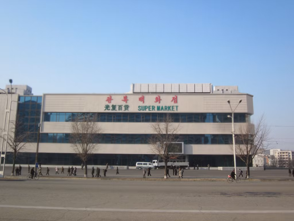 Ben trong sieu thi dau tien o Binh Nhuong cua Trieu Tien