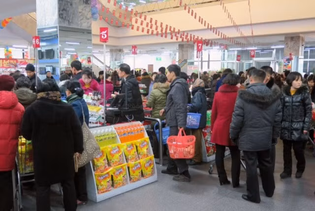 Vào ngày lễ, khách đến siêu thị đông hơn, có thể tới hơn 20.000 người. Ảnh: KNCA.