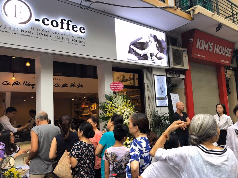 Cuoc chien Trung Nguyen chua ket, ong Vu mo chuoi ca phe dien tich ti hon