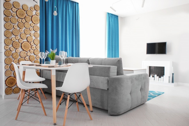 Kê bàn ghế sát tường là kiểu thiết kế nội thất phổ biến nhằm giúp không gian rộng rơn. Dù vậy bạn chỉ nên thực hiện khi phòng quá nhỏ và không có lựa chọn nào khác. Nếu phòng đủ rộng, hãy quên quy tắc thiết kế này đi.