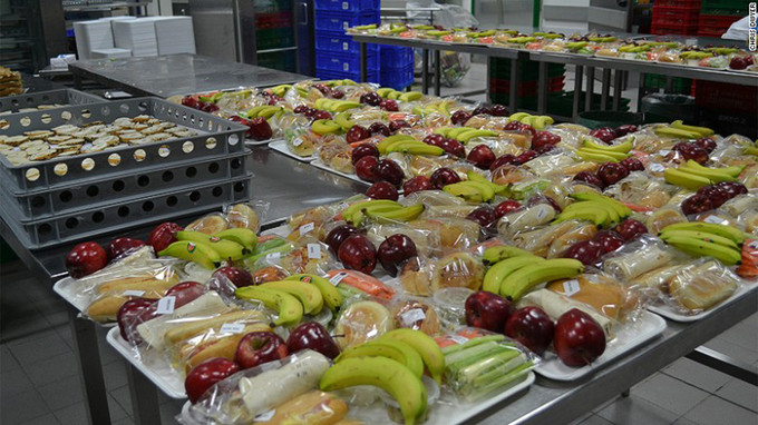 Joost Heymeijer, phó giám đốc của Emirates Flight Catering cho biết: "Chúng tôi thay đổi thực đơn hàng tháng, vì vậy mỗi năm có hơn 7.000 món khác nhau. Chúng tôi có tới 254 loại súp chỉ dành riêng cho khách ngồi ghế hạng nhất".