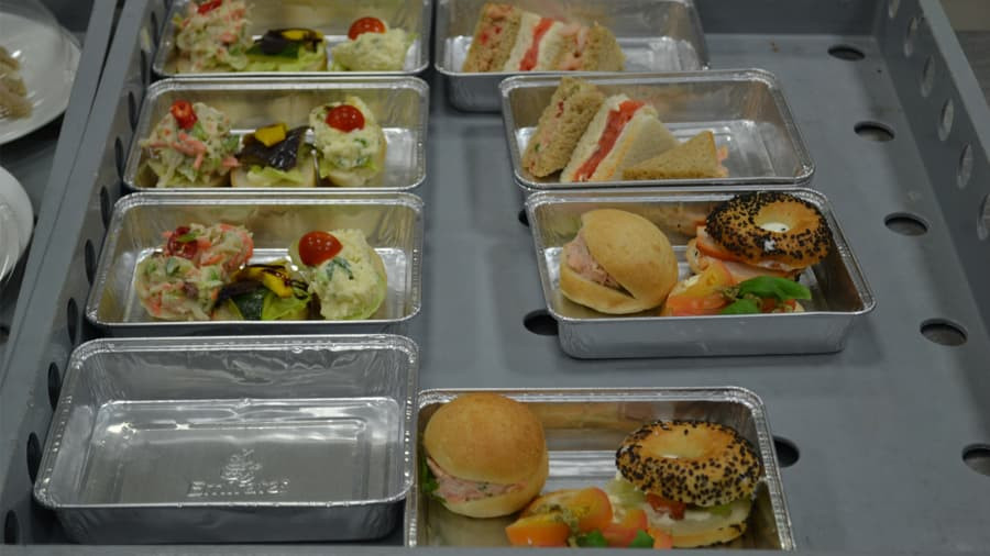 Snack, bánh mì kẹp sandwich và đồ ăn nấu trước được bảo quản lạnh đều chuẩn bị sẵn tại nhà máy. Thời gian từ khi chế biến đến lúc tiêu thụ chỉ trong vòng 72 giờ. Nguồn ảnh: CNN.