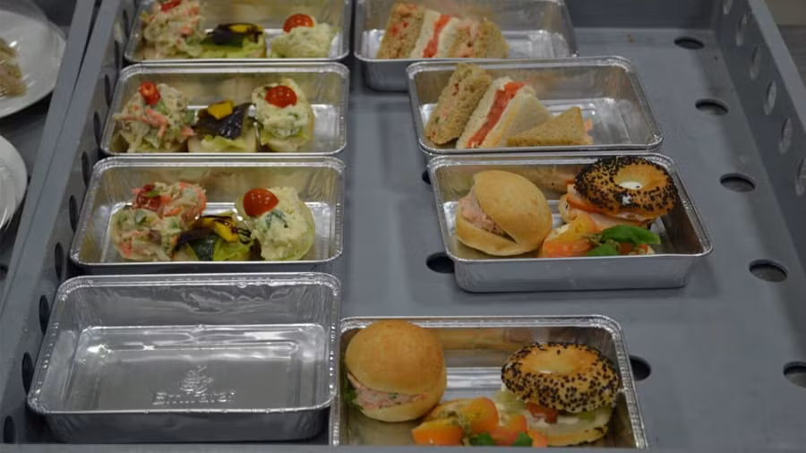 Snack, bánh mì kẹp sandwich và đồ ăn nấu trước được bảo quản lạnh đều chuẩn bị sẵn tại nhà máy. Thời gian từ khi chế biến đến lúc tiêu thụ chỉ trong vòng 72 giờ. Nguồn ảnh: CNN.