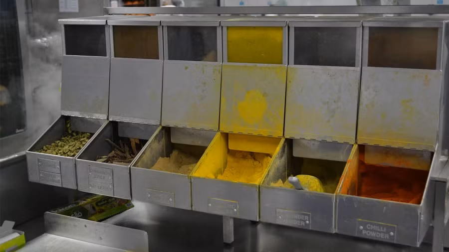 Hàng năm, nhà máy chế biến thực phẩm này dùng tới 260.000 lít kem tươi, 15 triệu bánh sừng bò, 550 tấn dưa hấu và 620 tấn dứa.