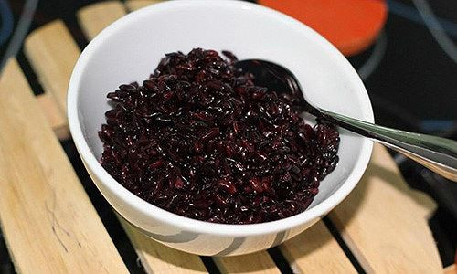 Chị Hạnh cho biết, mỗi ngày chị bán được khoảng 4-5kg rượu nếp. Với giá 65.000 đồng/kg, chị thu được khoảng 300.000 đồng/ngày. Ảnh: Facebook.