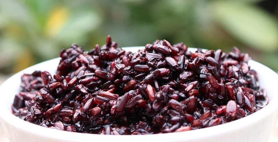 Là mặt hàng không thể thiếu được trong ngày Tết Đoan Ngọ, sức mua rượu nếp cẩm khá lớn. Ảnh: Facebook.