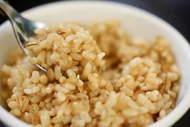 Chị Hạnh (nhân viên văn phòng ở Đống Đa, Hà Nội) cho biết tranh thủ bán rượu nếp cẩm từ 3 hôm nay. Phần lớn khách mua của chị đều là người quen. Ảnh: Facebook.