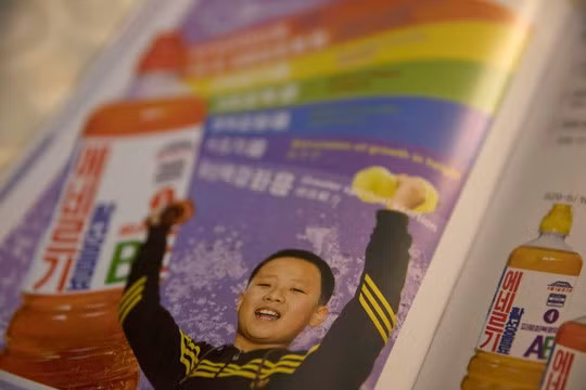 Hãng sản xuất O-Il cũng sản xuất hàng chục loại sữa chua, nước uống có hương vị sữa, nước hoa quả, trà...Ảnh: AP.