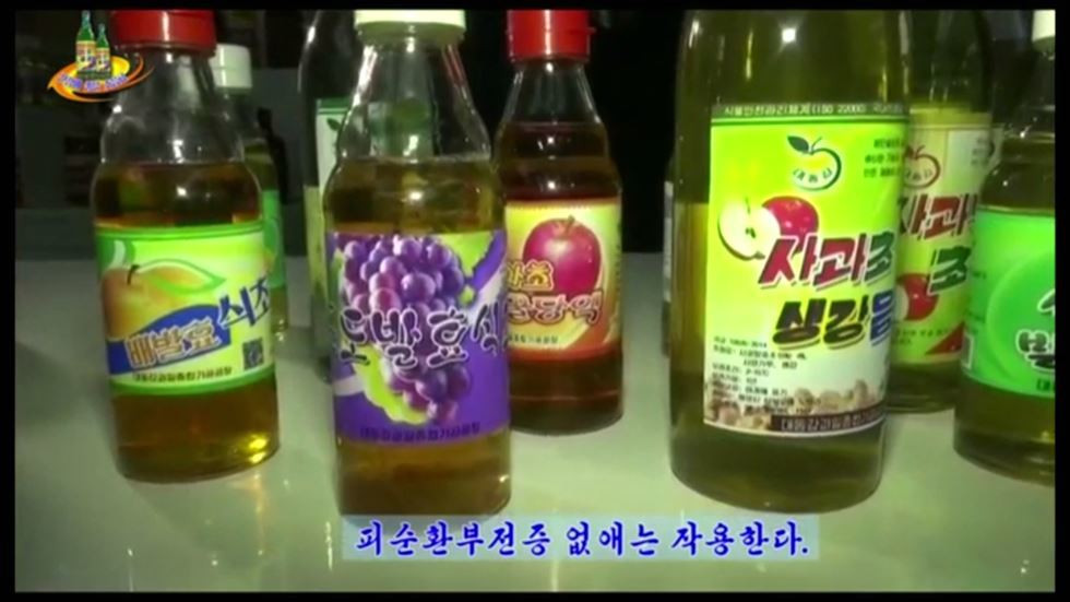 Tại các cửa hàng tạp hóa ở thủ đô Bình Nhưỡng dành nhiều không gian lưu trữ cho sản phẩm nước ngọt được sản xuất bởi O-Il. Ảnh: Korea Times.