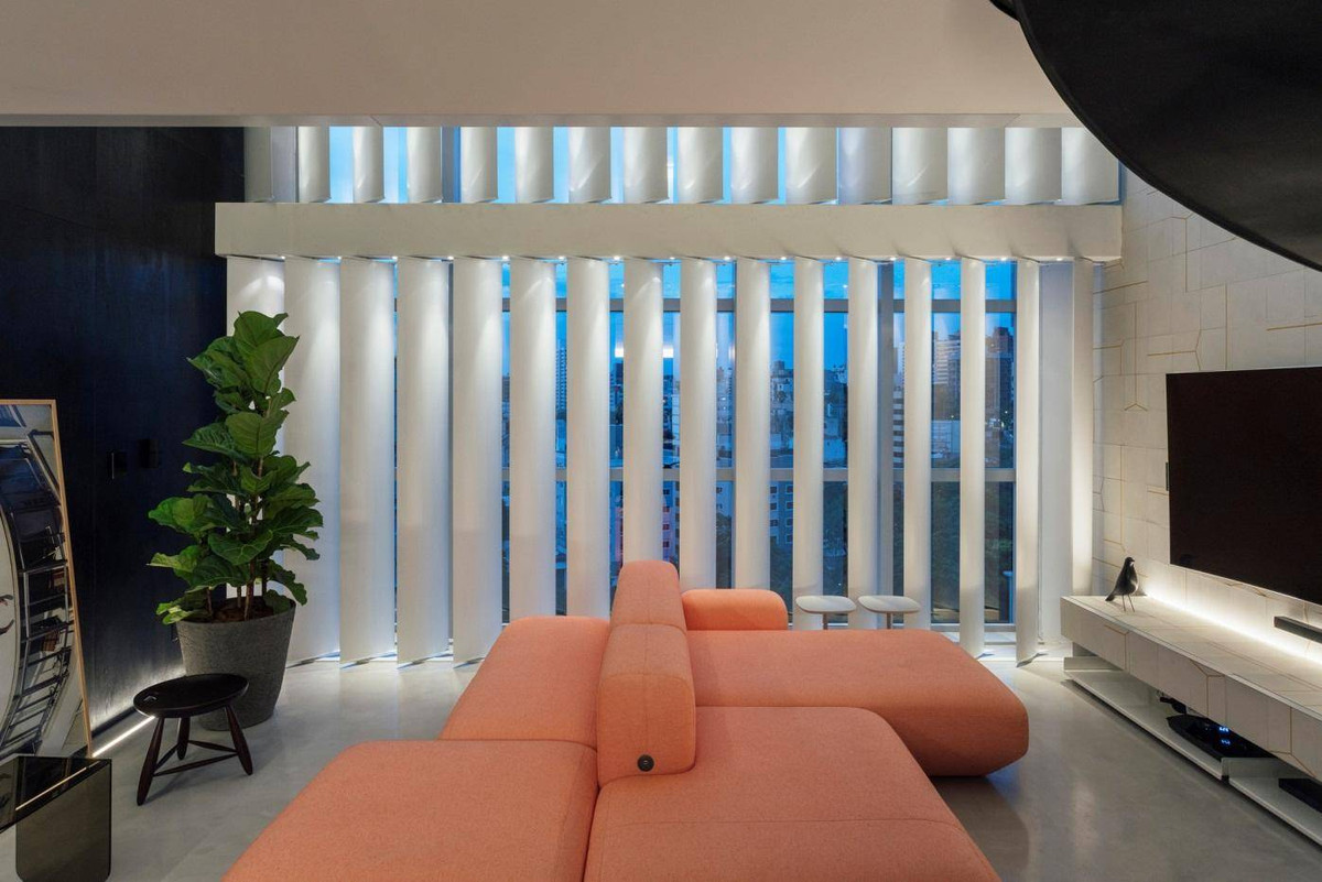 Tấm chắn nắng giúp lọc ánh sáng thông qua các cánh được điều khiển từ xa.