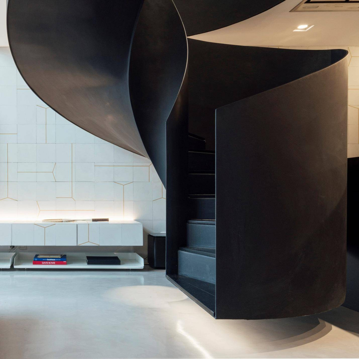 Đặc biệt, thiết kế cầu thang không chạm xuống sàn nhà.