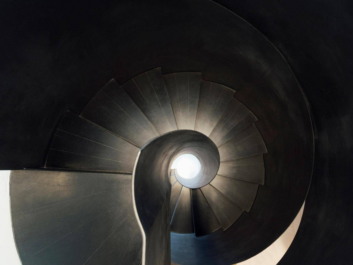 Cầu thang được tạo bằng cách gấp thép và hàn thành hình dạng xoắn ốc.