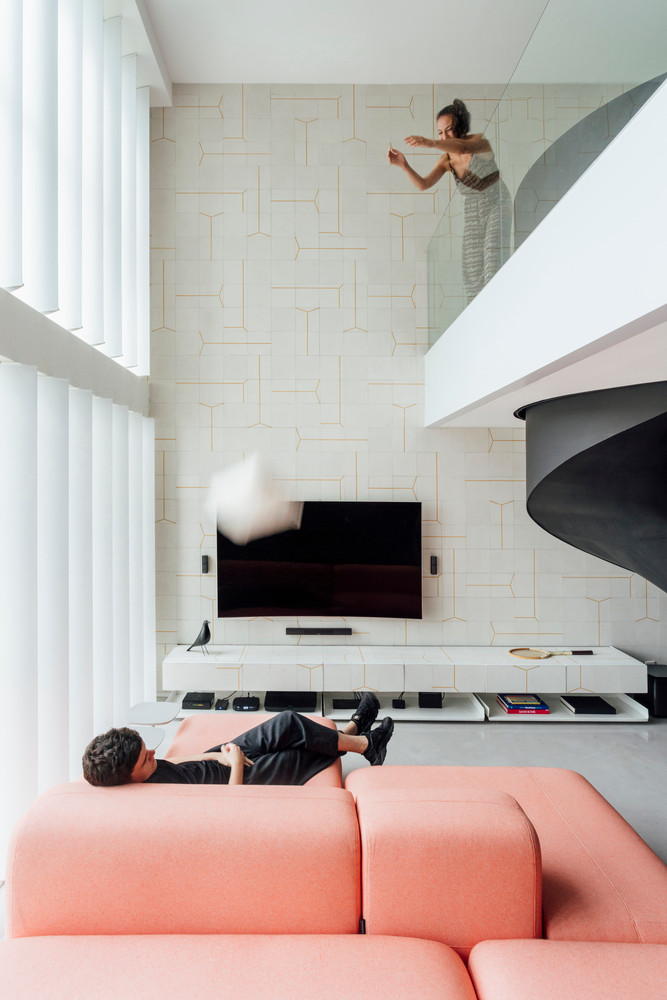 Phòng khách thiết kế mở hoàn toàn, không có bức tường ngăn.