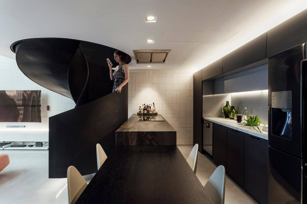 Khu bếp hiện đại sở hữu màu sắc tương đồng với cầu thang. 