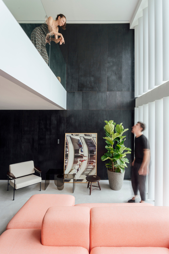 Để tạo không gian mở, kiến trúc sư đã kết nối các khu vực chức năng từ lối vào.