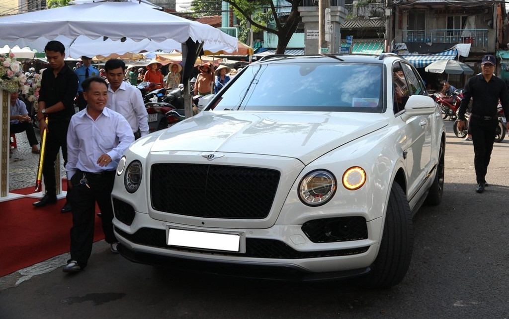 Chiếc SUV siêu sang Bentley Bentayga (giá khoảng 10 tỷ đồng) cũng nằm trong đội hình xe đưa dâu trong đám cưới. Ảnh: Zing.