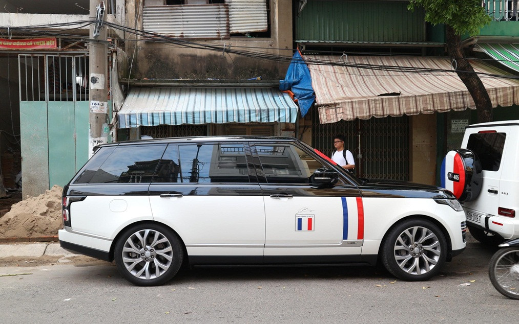 Chiếc Range Rover Aubiography LWB 2019 giá khoảng hơn 10 tỷ là mẫu xe mở đầu cho bộ sưu tập SUV của Minh Nhựa. Ảnh: Zing.