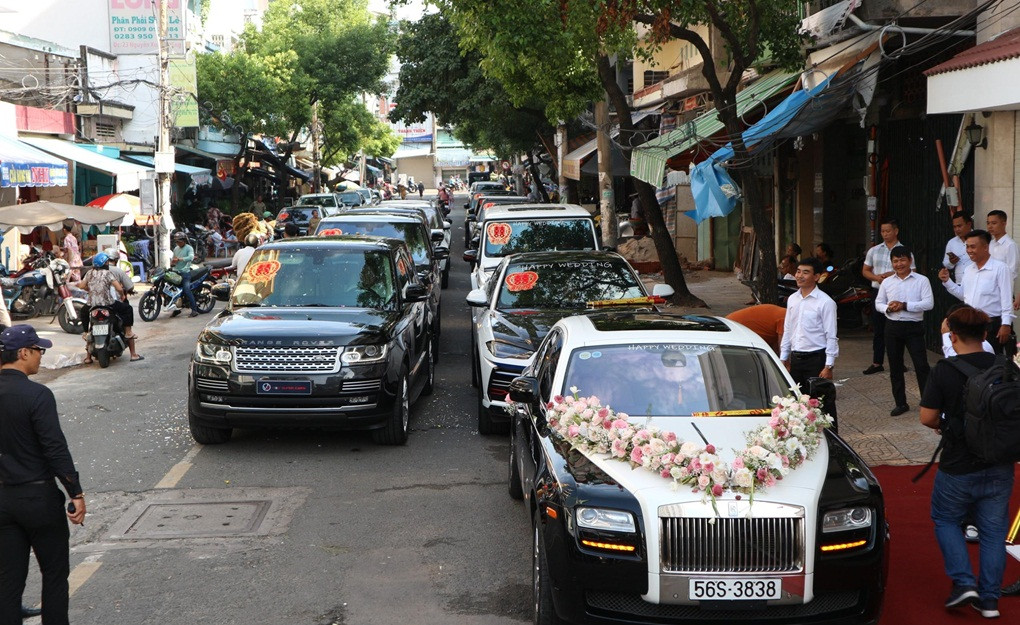 Dẫn đầu đoàn xe đưa dâu của nhà gái là mẫu xe siêu sang Rolls-Royce Ghost giá khoảng 20 tỷ đồng. Ảnh: Zing.
