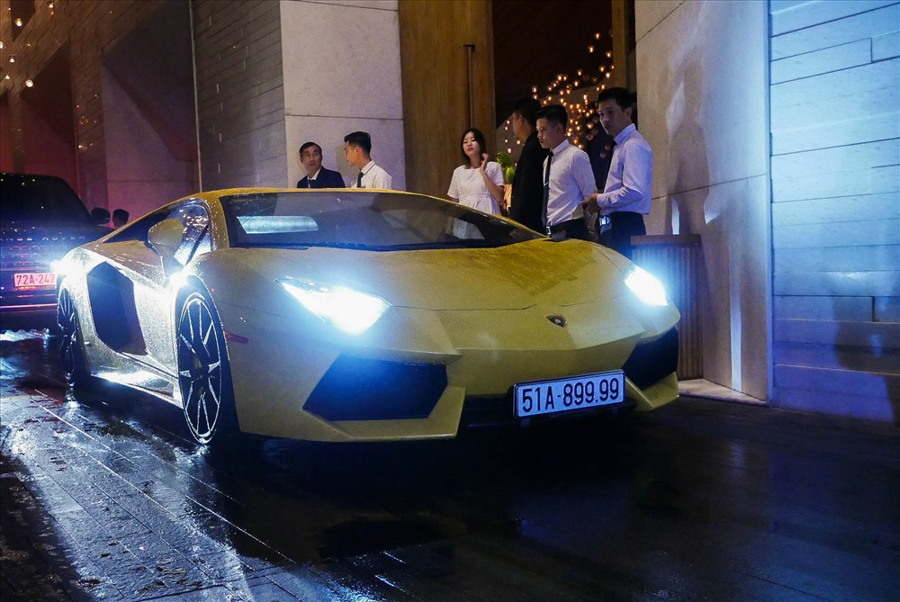 Dàn siêu xe tham dự đám cưới con gái đại gia Minh Nhựa còn có chiếc Lamborghini Aventador S trị giá trên 40 tỷ đồng. Ảnh: Lao động.