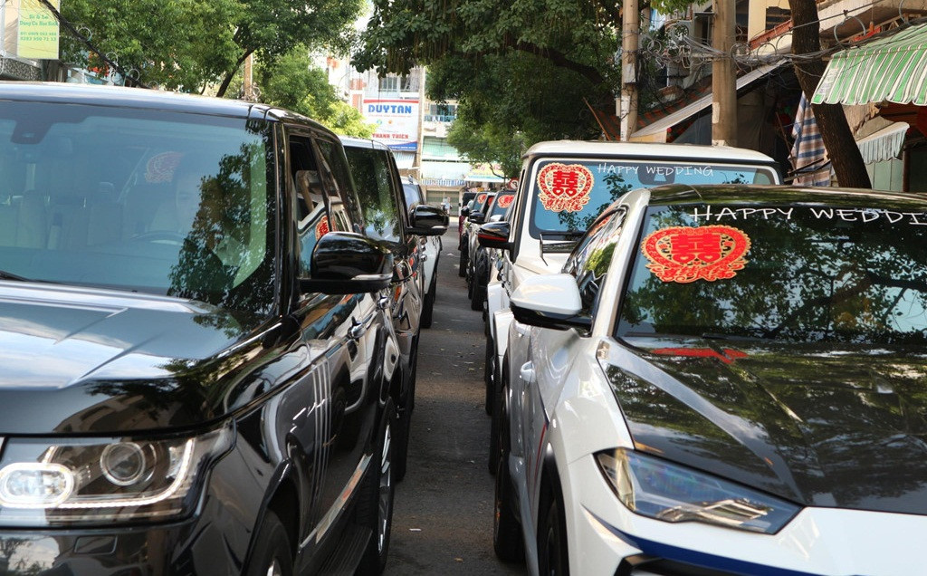 Trong đoàn xe còn có BMW 7-Series (khoảng 2 tỷ), Land Rover Discovery....Ảnh: Zing.