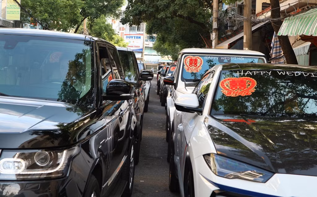 Trong đoàn xe còn có BMW 7-Series (khoảng 2 tỷ), Land Rover Discovery....Ảnh: Zing.