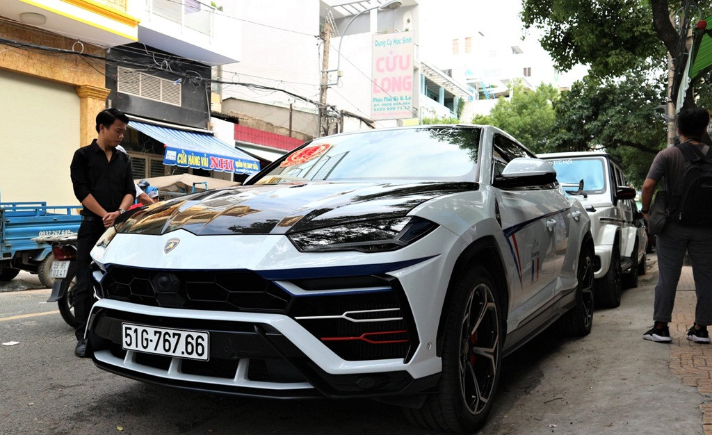 Ngay sau Rolls-Royce Ghost là chiếc SUV Lamborghini Urus. Đây là một trong 2 chiếc Urus đầu tiên về Việt Nam và được nhập khẩu theo diện chính hãng. Ảnh: Zing.