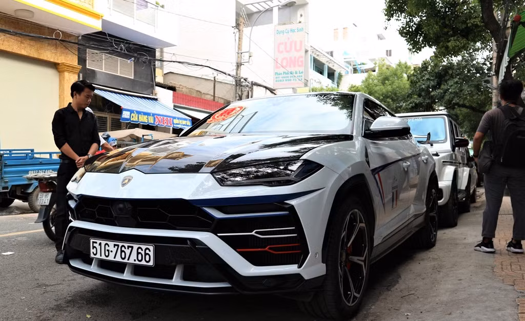 Ngay sau Rolls-Royce Ghost là chiếc SUV Lamborghini Urus. Đây là một trong 2 chiếc Urus đầu tiên về Việt Nam và được nhập khẩu theo diện chính hãng. Ảnh: Zing.