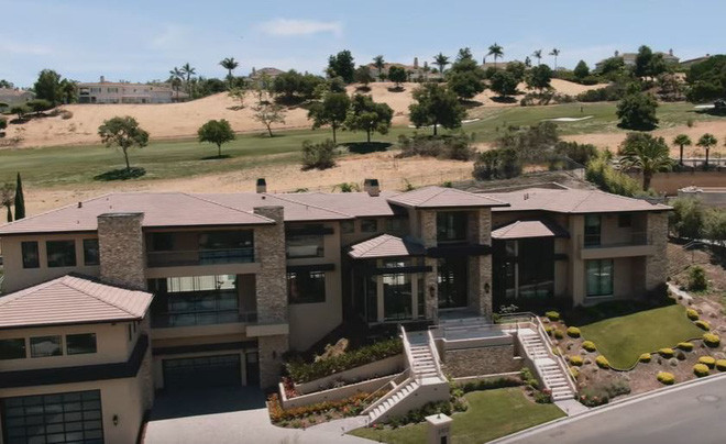 Sau 4 năm dọn về sống tại căn biệt thự triệu đô tại San Jose, California (Mỹ), gần đây, lần đầu tiên bà xã Đan Trường là Thủy Tiên đã giới thiệu bên trong căn nhà với khán giả. căn biệt thự rộng không khác gì một khách sạn 5 sao, gồm rất nhiều phòng khách, phòng ngủ, bể bơi, phòng bếp...