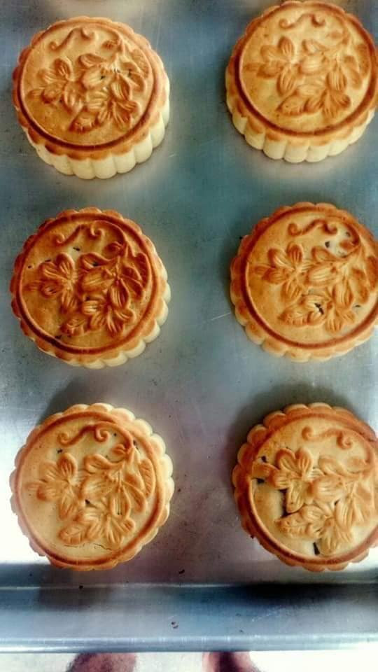 Theo chị Hạnh,loại bánh này mấy hôm nay khá đắt khách. Chị mới nhập 40 cọc bánh (200 chiếc) mà chỉ bán trong vòng 1 ngày là hết. Ảnh: Facebook.