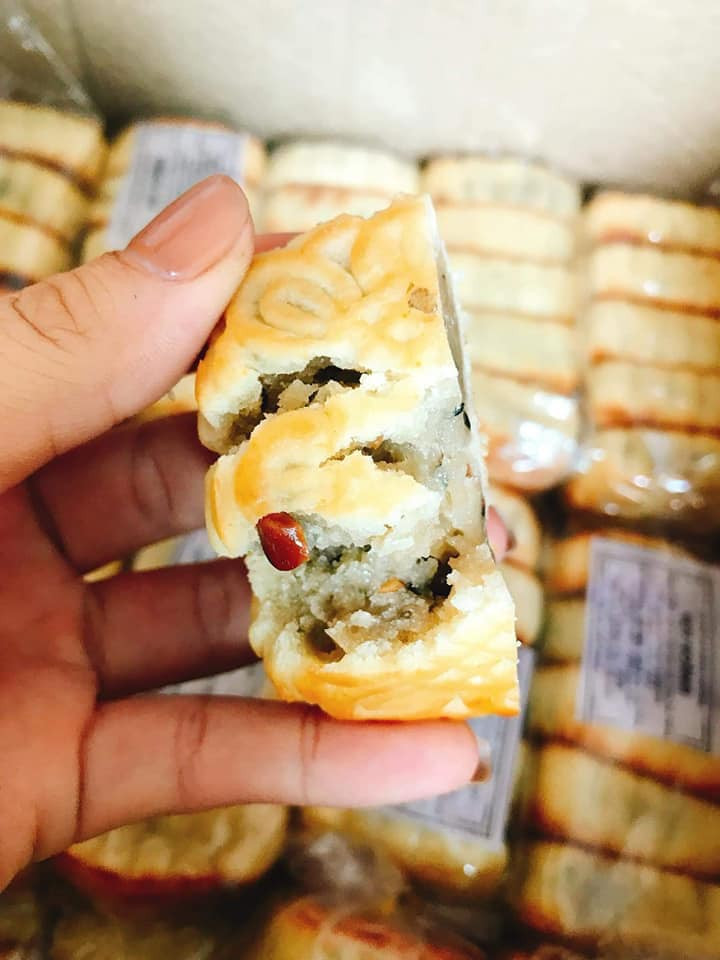 Chị Hạnh - một người bán online cho biết, đây là loại bánh đặc sản của Cao Bằng, không phụ gia, không chất bảo quản. Ảnh: Facebook.