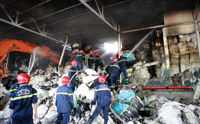 Kho nguyen lieu cua cong ty soi chay rui, 13 xe cuu hoa toi hien truong