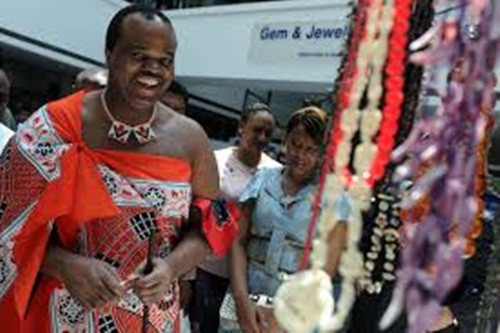 Khi vua chuẩn bị tuyển thêm ái nữ thì sẽ tổ chức một lễ hội nhảy múa với hàng ngàn trinh nữ mình trần. Cô nào lọt vào mắt xanh của nhà vua sẽ trở thành vợ vua. Ảnh: Daily Nation.