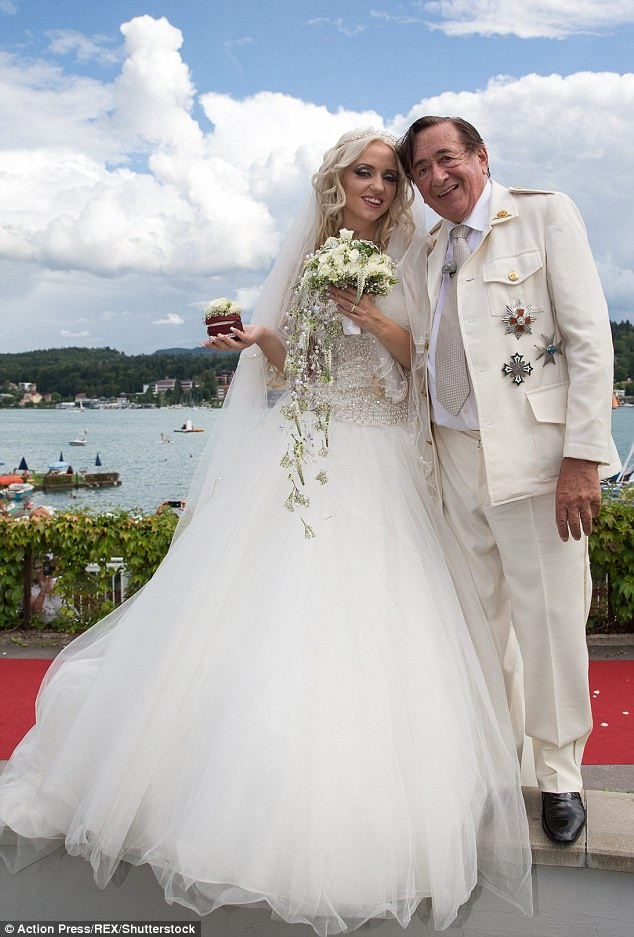 Tuy nhiên, họ đã ra tòa ly hôn chỉ 2 năm sau đó. Cathy nói rằng ban đầu cô và Richard Lugner có dự định sẽ đi nghỉ lãng mạn tại Rome. Tuy nhiên dự định này đã bị hủy do Richard có người tình bí mật. Ảnh: DM.