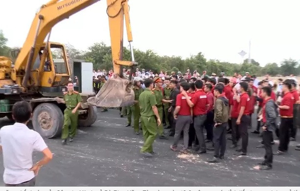 Cong an lam viec voi khach hang cua Alibaba