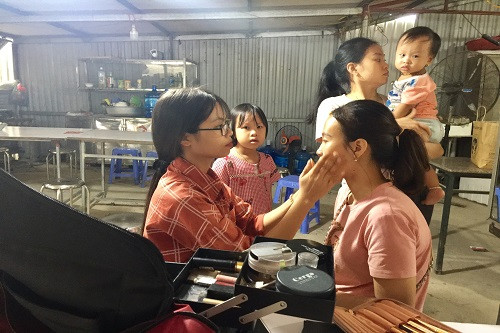 Dịch vụ thuê trang điểm, làm tóc tại chỗ có giá từ 100.000 - 150.000 đồng/người. Ảnh: Thoibaotaichinhvietnam.