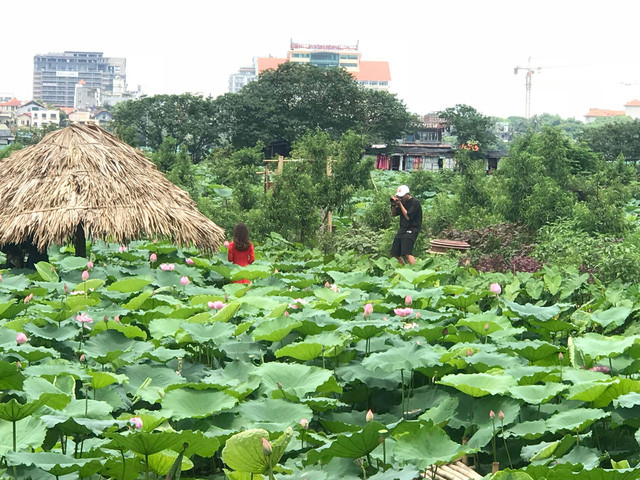 Ngoài ra, dịch vụ trang điểm, làm tóc, cho thuê quần áo cũng đắt khách. Theo Infonet, giá thuê áo dài từ 100.000 - 120.000 đồng/bộ; áo yếm, váy đụp từ 30.000 - 50.000 đồng/chiếc…Ảnh: Infonet.