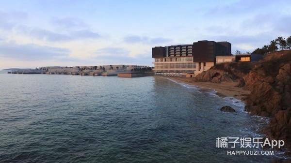 Tờ Tân Lãng cho hay, hồi đầu năm 2015, Phạm Băng Băng và Lý Thần đã mua tư dinh sang trọng này. Họ cũng chuyển về sống chung như vợ chồng.