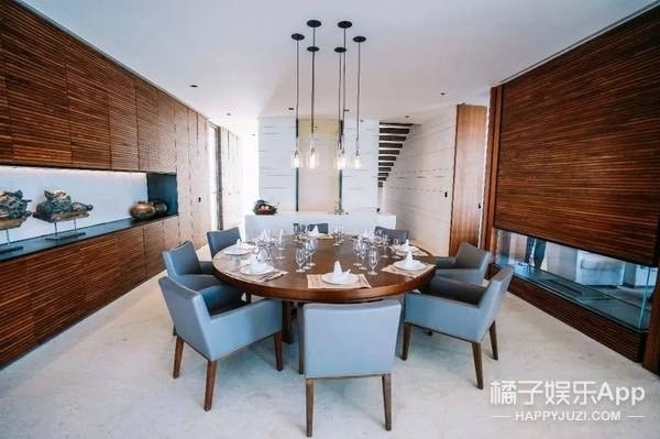 Bàn ăn lớn hình tròn đủ cho cho 10 người.