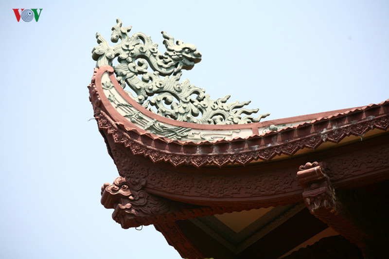 Tượng Phật Di Lặc nằm trong khuôn viên chùa.