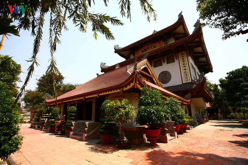 Phía sau hồ Long nhãn thẳng theo trục chính là chính điện và điện Phật Dược Sư.