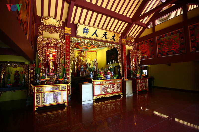 Chánh điện được bài trí tôn nghiêm với kết cấu ba gian, gian giữa thờ Đức Thích Ca Mâu Ni Phật, hai gian bên thờ Đức Quán Thế Âm Bồ Tát và Đức Địa Tạng Bồ Tát.