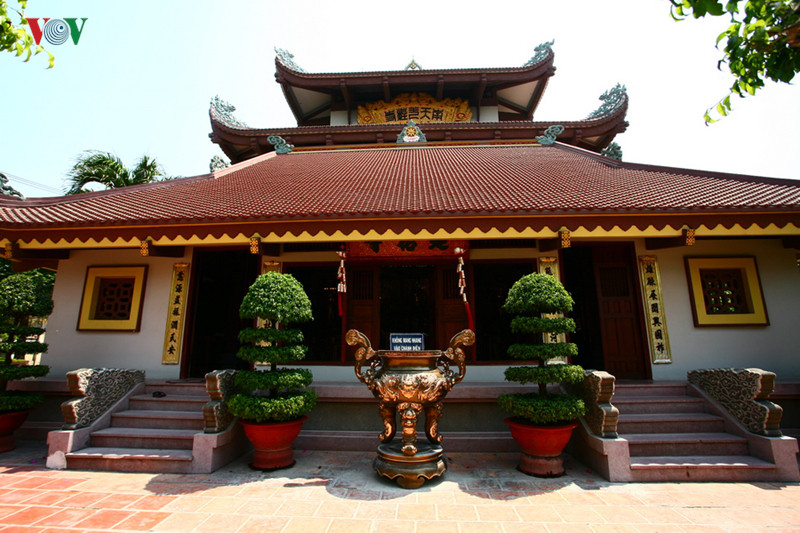 Chính điện là một tòa nhà 5 gian với 3 tầng mái. Điện Phật Dược Sư ở phía sau có 2 tầng.