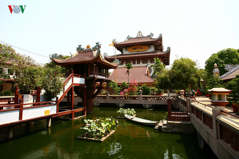 Điều đặc biệt chính là một kiến trúc độc đáo giống như “Liên hoa đài” chùa Một Cột – ngôi chùa gỗ được khởi dựng từ thời Lý ở thủ đô Hà Nội.