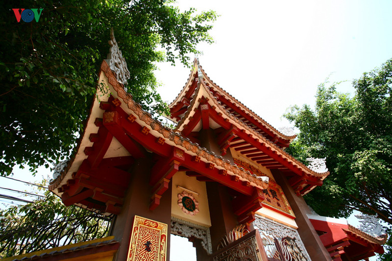 Chùa được xây dựng năm 1958 bởi Hòa thượng Thích Trí Dũng trên khuôn viên rộng khoảng một hecta. Cổng chùa có dáng vẻ bề thế với ba tầng mái hướng ra đường.