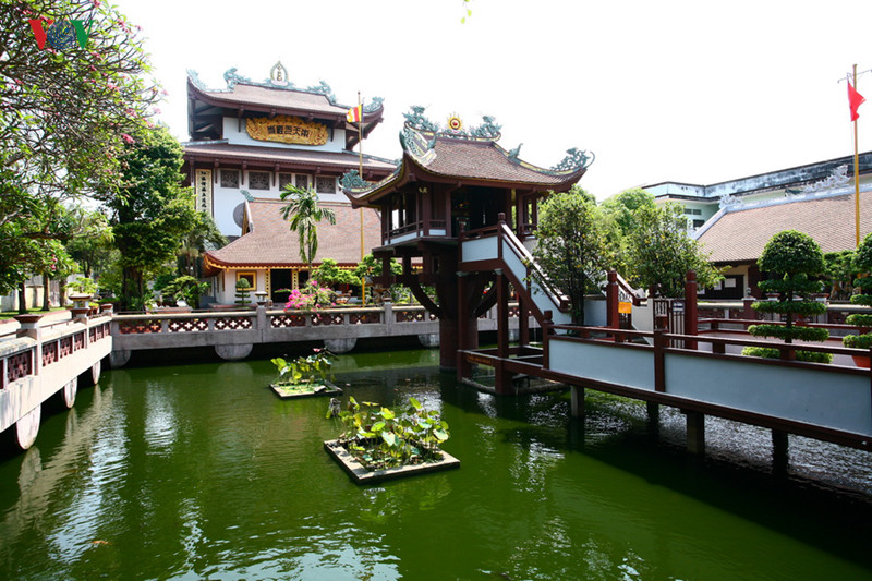 Kiến trúc “Liên hoa đài” nằm ở trung tâm khuôn viên ngôi chùa trên hồ nước “Long nhãn” (mắt rồng) rộng 600m2, ngay sau cổng vào, nổi bật và chế ngự không gian đầy ấn tượng. Từ bờ hồ phía cổng có một cây cầu và cầu thang dẫn lên điện thờ phía trên.