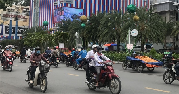 Tuy nhiên, theo Báo Dân sinh, nhiều tiểu thương chuyên kinh doanh hoa quả tại Hà Nội cho biết loại đào trơn bóng bàn tràn đường phố không giống đào Sapa truyền thống. Ảnh: Phụ Nữ TP.HCM.