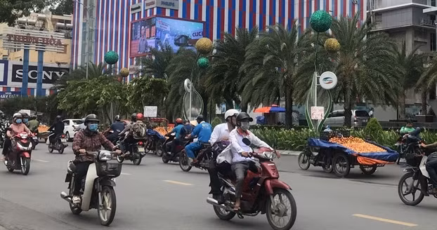 Tuy nhiên, theo Báo Dân sinh, nhiều tiểu thương chuyên kinh doanh hoa quả tại Hà Nội cho biết loại đào trơn bóng bàn tràn đường phố không giống đào Sapa truyền thống. Ảnh: Phụ Nữ TP.HCM.