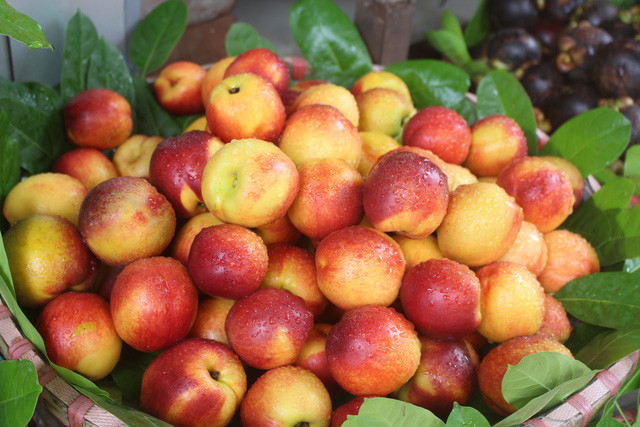 Cũng theo vị đại diện này, chợ nông sản Thủ Đức hiện không có loại đào xuất xứ từ Sapa. Ảnh: Laodongthudo.