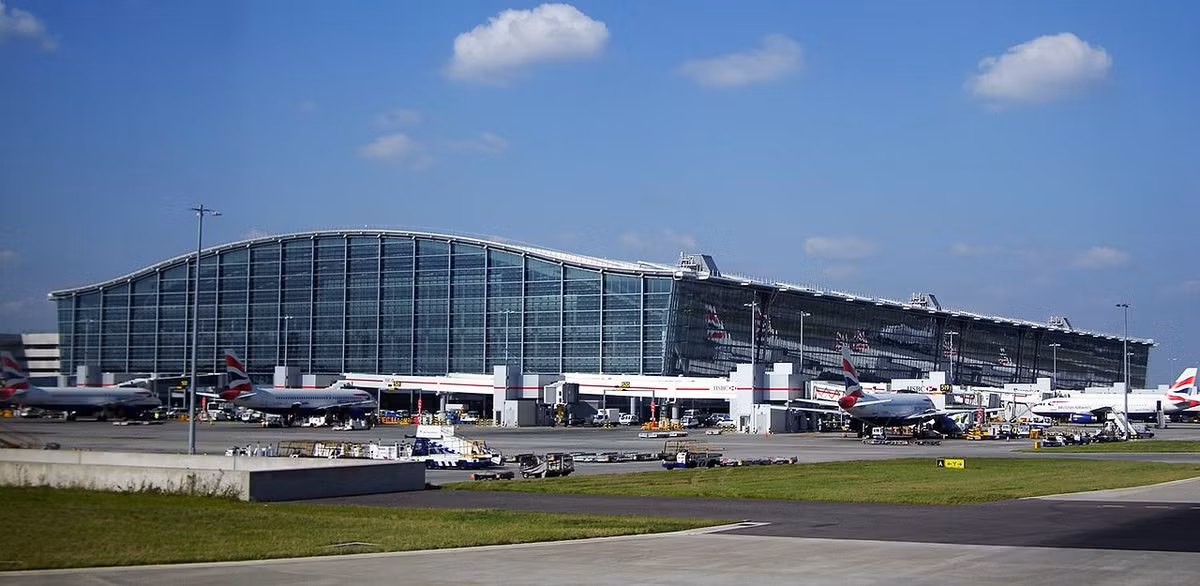 Sân bay London Heathrow (Anh) là sân bay bận rộn nhất nước Anh và lớn nhất châu Âu. Sân bay có 2 đường băng chính, song song chạy theo hướng từ đông sang tây và 5 nhà ga hành khách.